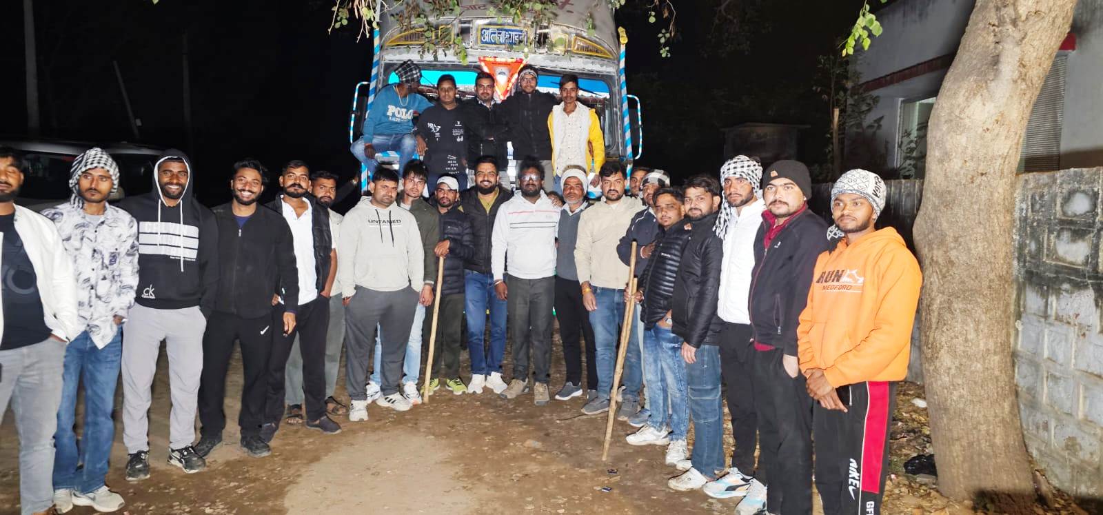 गौ तस्करों की फायरिंग में बजरंग दल के कार्यकर्ता को गोली लगी गौ तस्करों की फायरिंग में बजरंग दल के कार्यकर्ता को गोली लगी