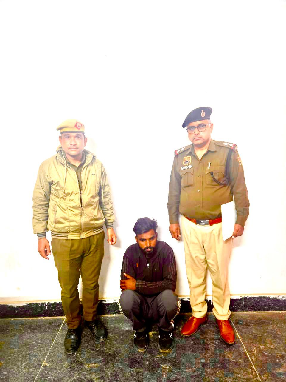 पुलिस गिरफ्त में हत्यारोपित। पुलिस गिरफ्त में हत्यारोपित।