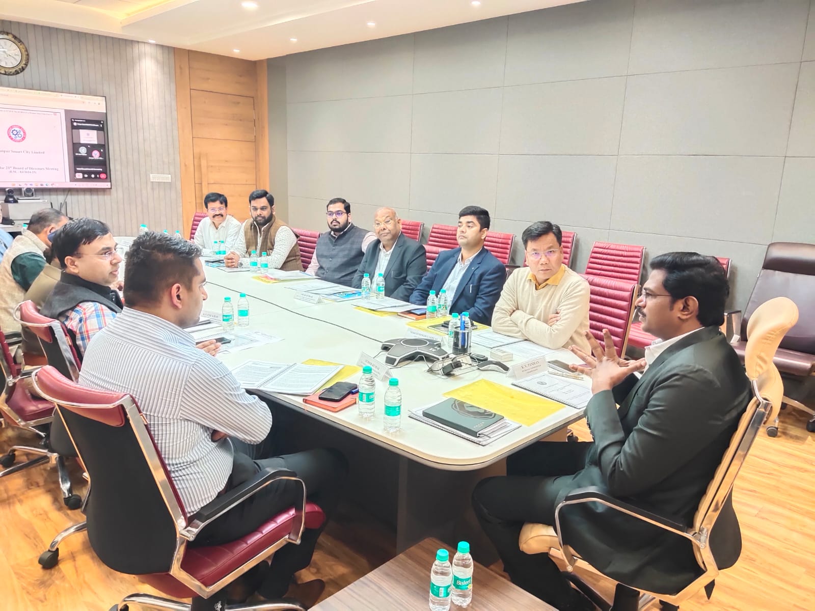 बैठक के दौरान मंडलायुक्त व अन्य अधिकारी बैठक के दौरान मंडलायुक्त व अन्य अधिकारी