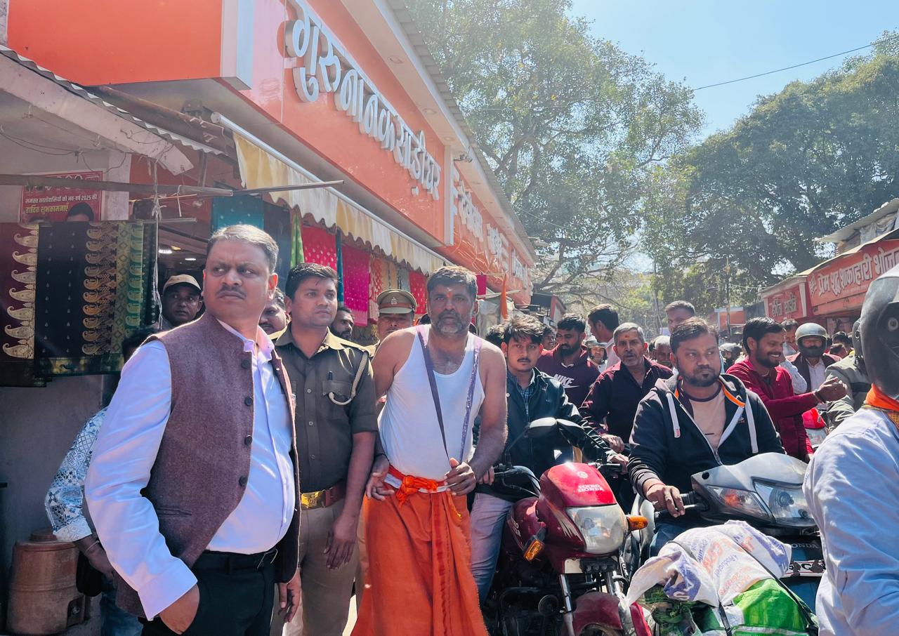 भीड़ नियंत्रण करते अफसर