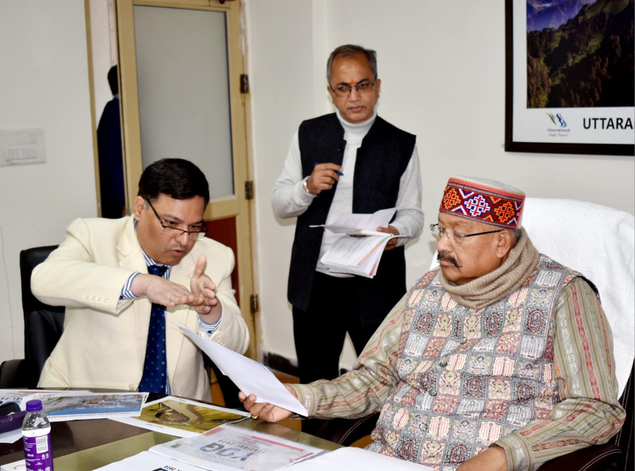 बैठक अधिकारियाें काे निर्देश देते पर्यटन मंत्री सतपाल महाराज। बैठक अधिकारियाें काे निर्देश देते पर्यटन मंत्री सतपाल महाराज।