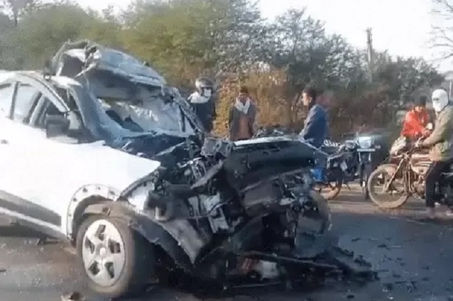 बेकाबू कार ट्रक में घुसी बेकाबू कार ट्रक में घुसी