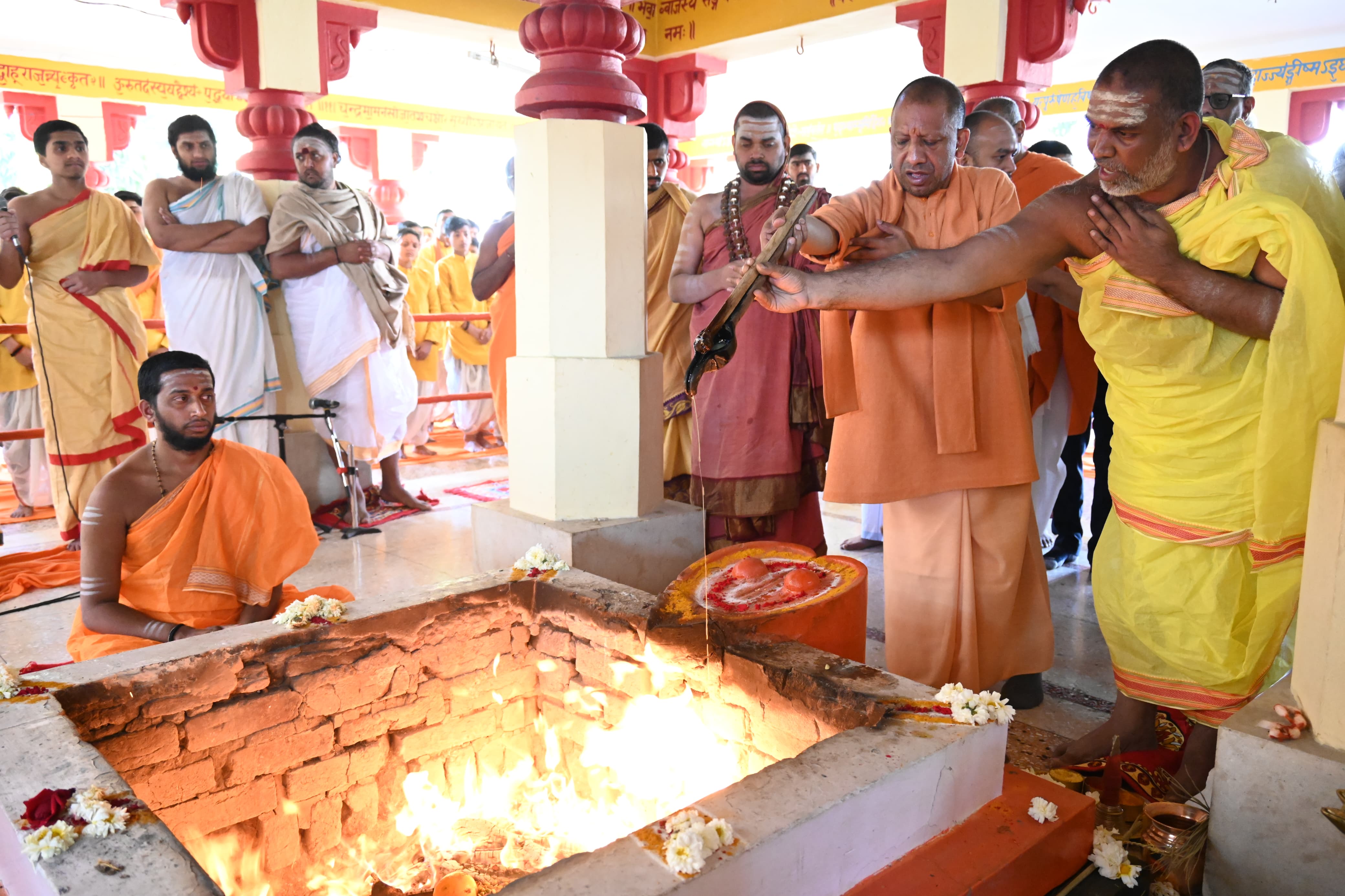 **गुरुवार को गोरखनाथ मंदिर से विदा हुए श्रृंगेरी शारदा पीठ के जगद्गुरु शंकराचार्य विधुशेखर भारती जी*