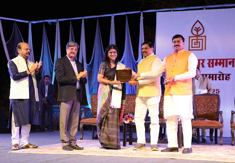 मुख्यमंत्री डॉ.मोहन यादव ने भारत भवन में राज्य शिखर सम्मान अलंकरण समारोह में विभूतियों को अलंकृत किया