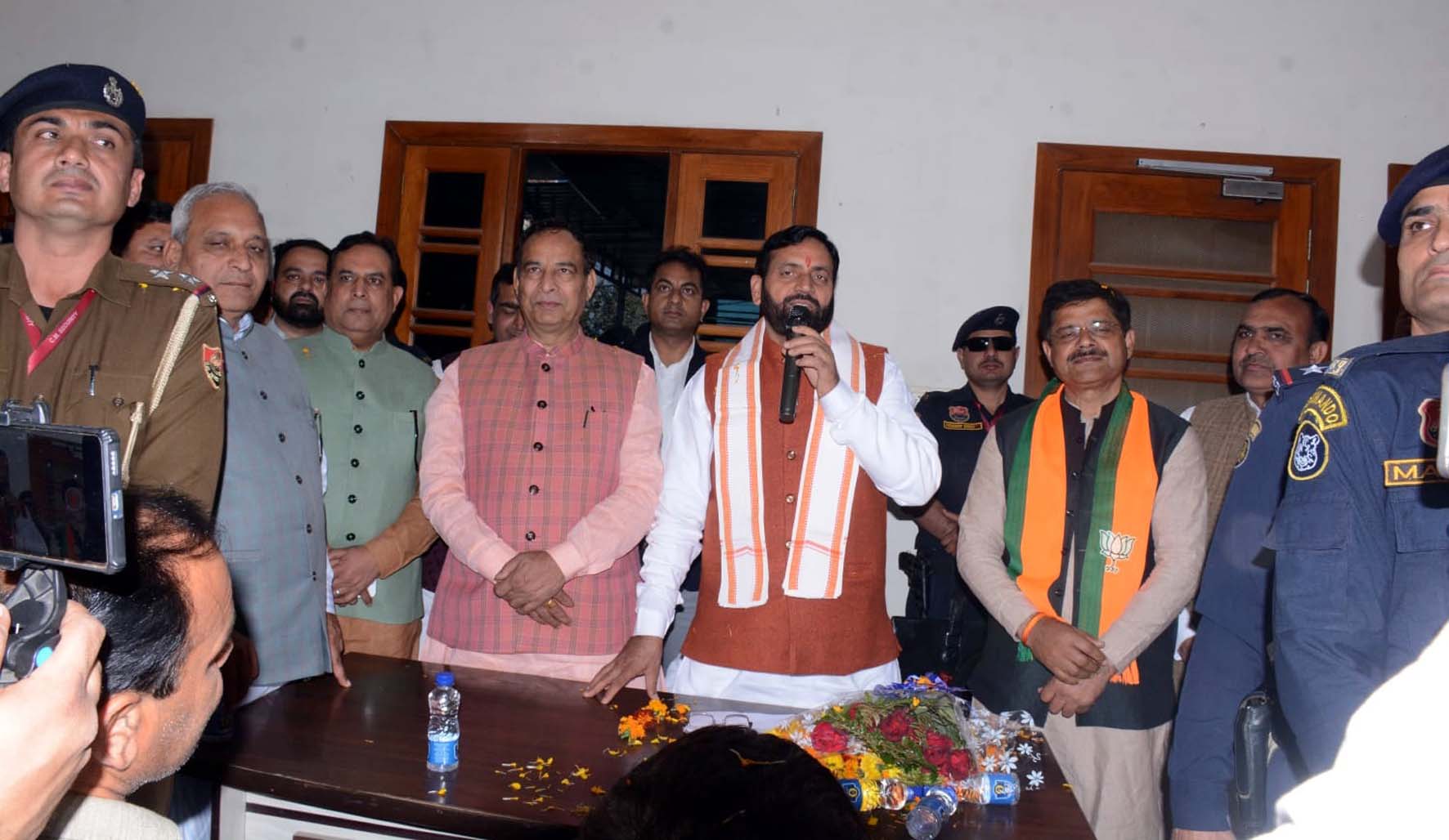 भाजपा कार्यालय में कार्यकर्ताओं को संबोधित करते हुए मुख्यमंत्री नायब सिंह सैनी। भाजपा कार्यालय में कार्यकर्ताओं को संबोधित करते हुए मुख्यमंत्री नायब सिंह सैनी।