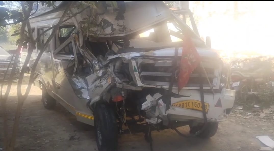 प्रयागराज से श्रद्धालुओं को लेकर अयोध्या जा रही मिनी बस ट्रेलर से टकराई दो की मौत 12 घायल
