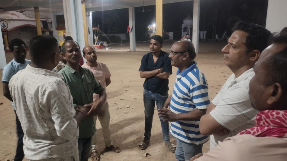 ग्रामीणों से चर्चा करते हुए जिला शिक्षा अधिकारी टी आर जगदल्ले। ग्रामीणों से चर्चा करते हुए जिला शिक्षा अधिकारी टी आर जगदल्ले।