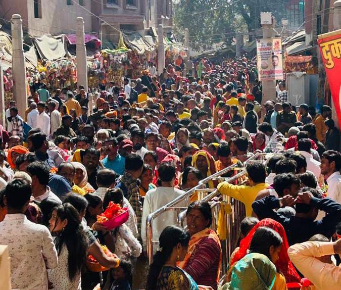 मां विन्ध्यवासिनी की नगरी में आस्था का सागर, फाल्गुन प्रतिपदा पर उमड़ा भक्तों का हुजूम