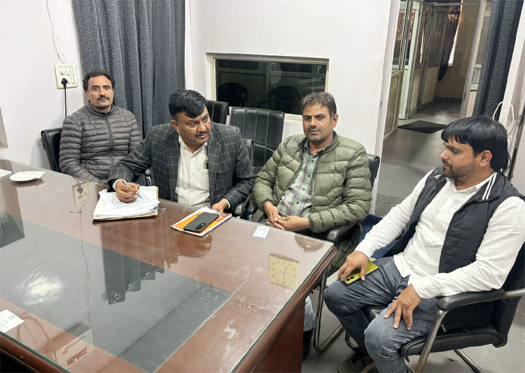 13 Snp-3 सोनीपत: सीएम फ्लाइंग की टीम नगर पालिका आफिस में छापेमारी के दौरान जानकारी लेते हुए। 13 Snp-3 सोनीपत: सीएम फ्लाइंग की टीम नगर पालिका आफिस में छापेमारी के दौरान जानकारी लेते हुए।