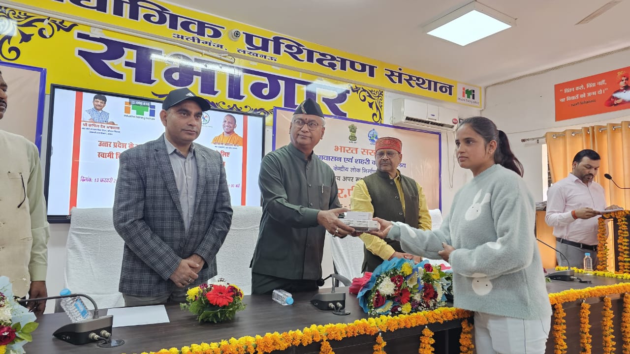 टेबलेट वितरित करते विधायक नीरज बोरा (फोटो)