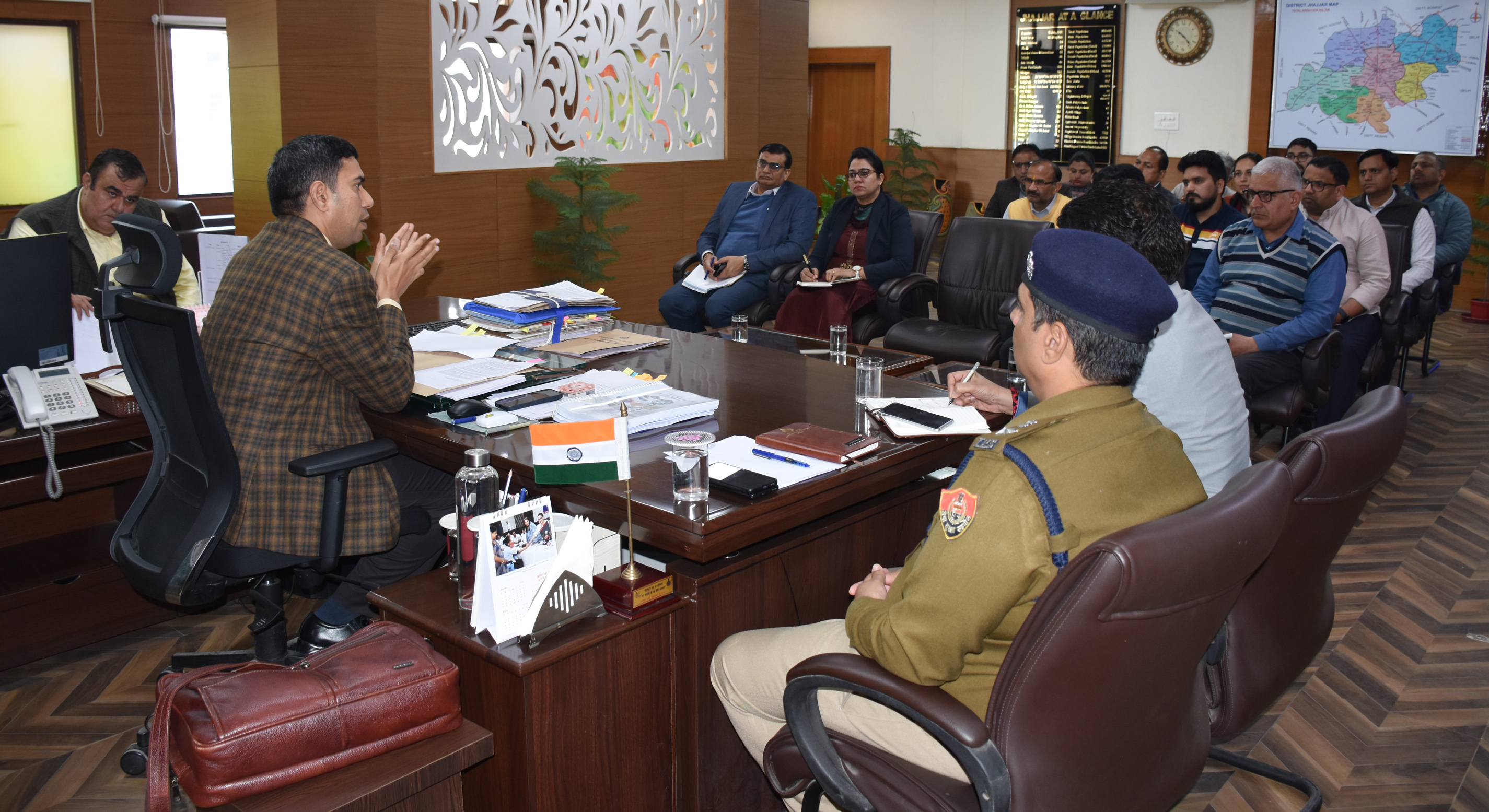 बैठक में अधिकारियों को दिशानिर्देश देते हुए डीसी प्रदीप दहिया। बैठक में अधिकारियों को दिशानिर्देश देते हुए डीसी प्रदीप दहिया।