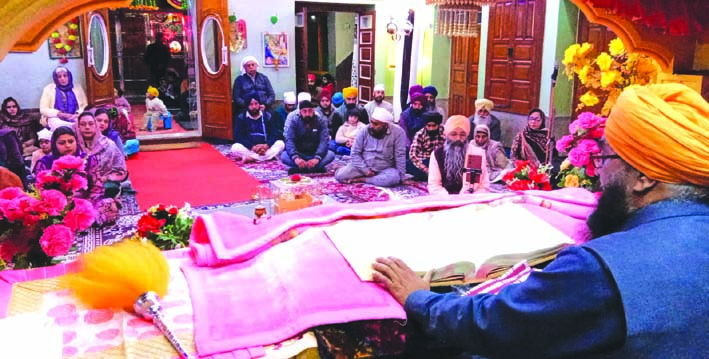 गुरुद्वारे में शबद कीर्तन करते हुए गुरुद्वारे में शबद कीर्तन करते हुए