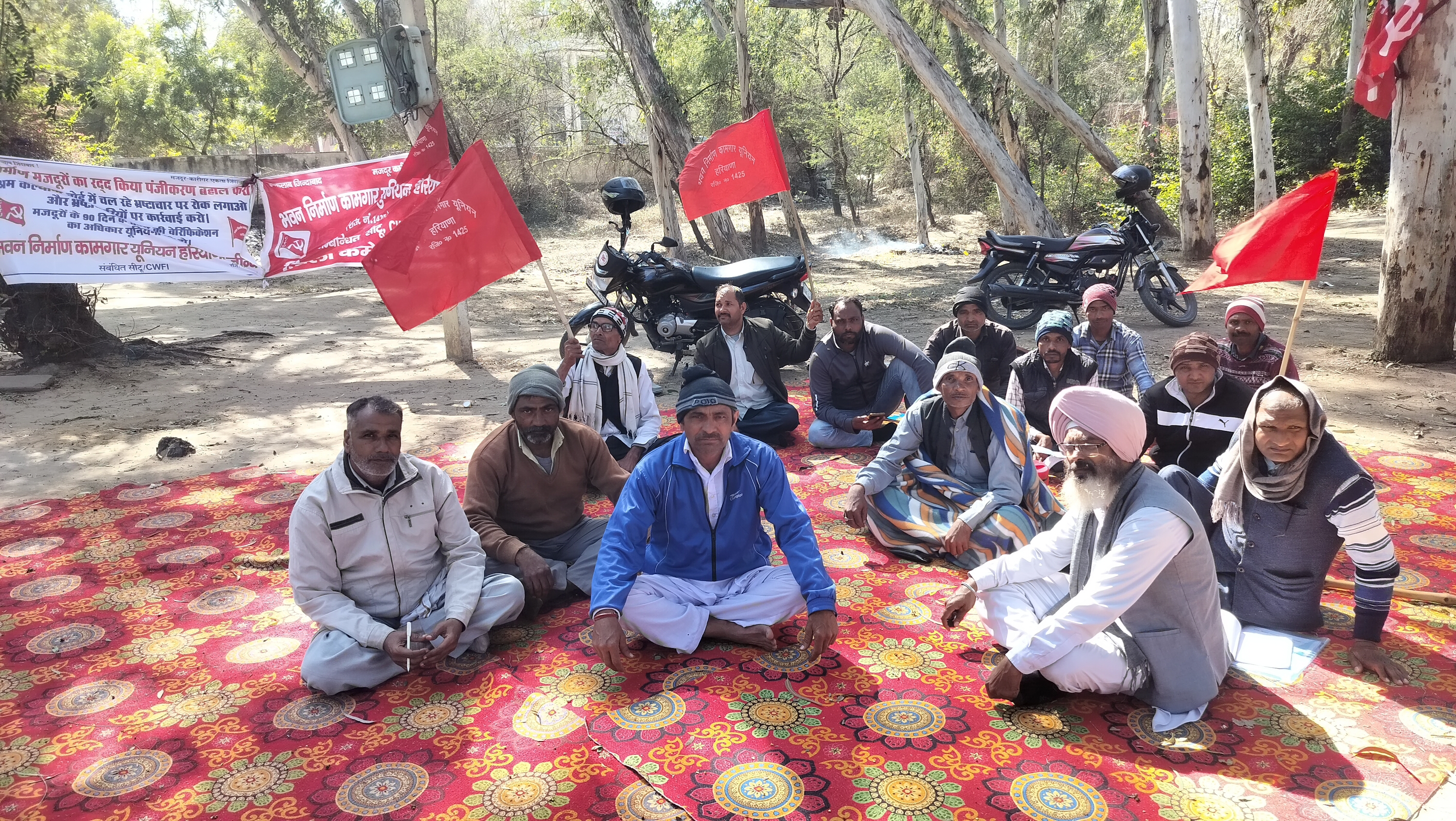 धरने पर बैठे निर्माण मजदूर। धरने पर बैठे निर्माण मजदूर।