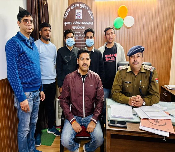 एसटीएफ की गिरफ्त में साइबर अपराधी और क्राइम की जानकारी देते एसएसपी नवनीत। एसटीएफ की गिरफ्त में साइबर अपराधी और क्राइम की जानकारी देते एसएसपी नवनीत।