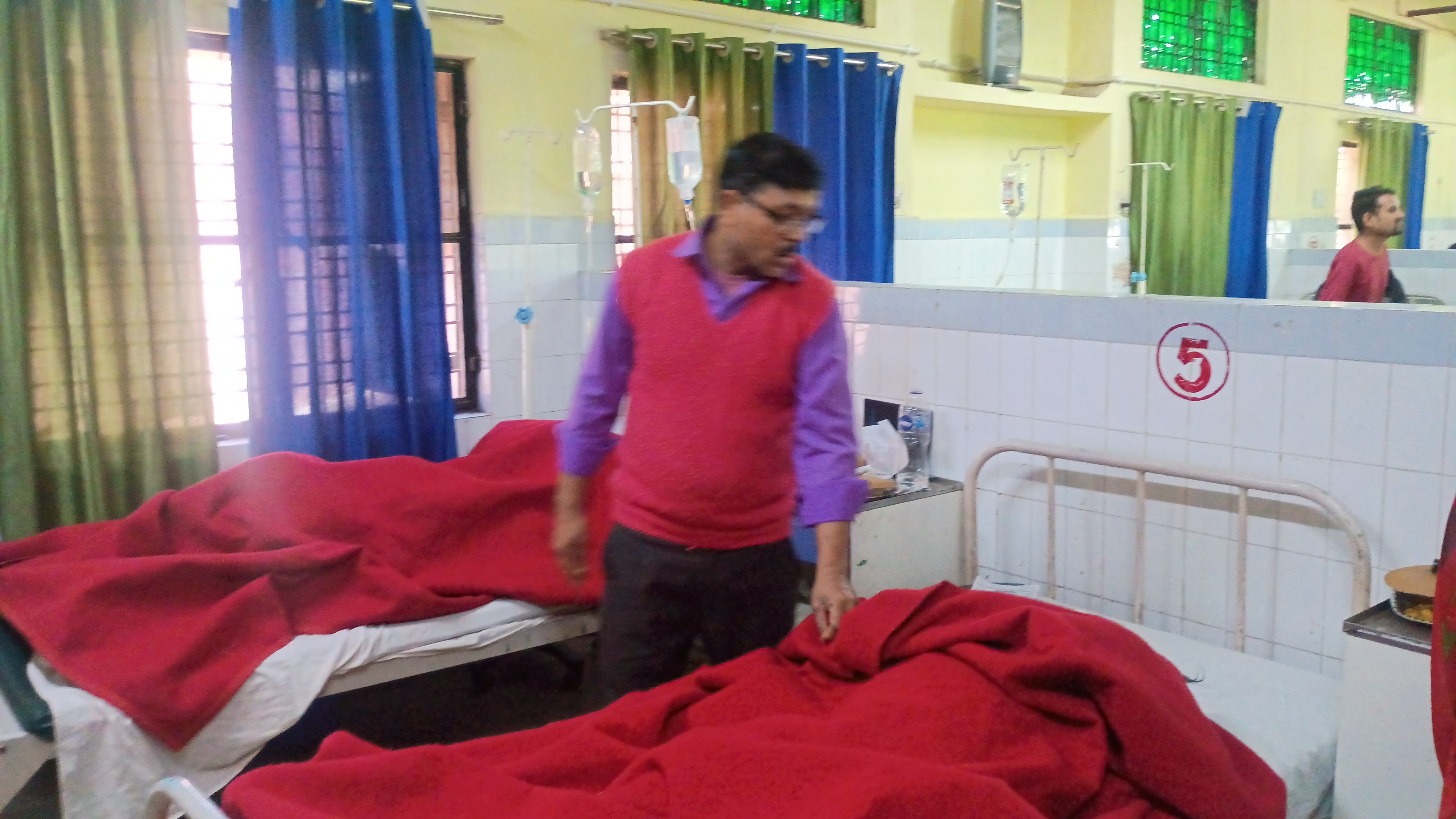 प्रयागराज से श्रद्धालुओं को लेकर अयोध्या जा रही मिनी बस ट्रेलर से टकराई दो की मौत 12 घायल