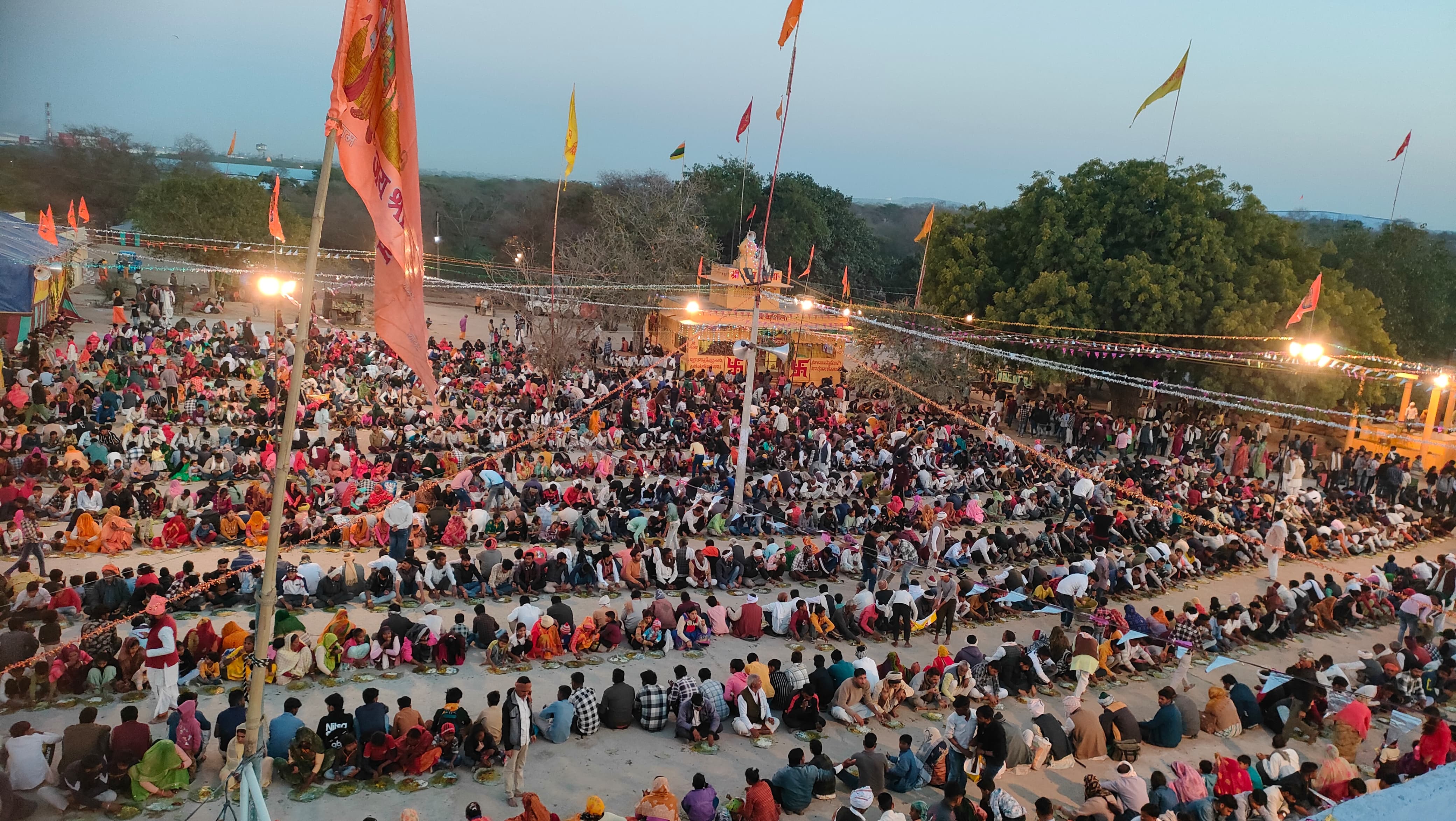 करह आश्रम पर भण्डारे में प्रसादी लेते भक्त करह आश्रम पर भण्डारे में प्रसादी लेते भक्त