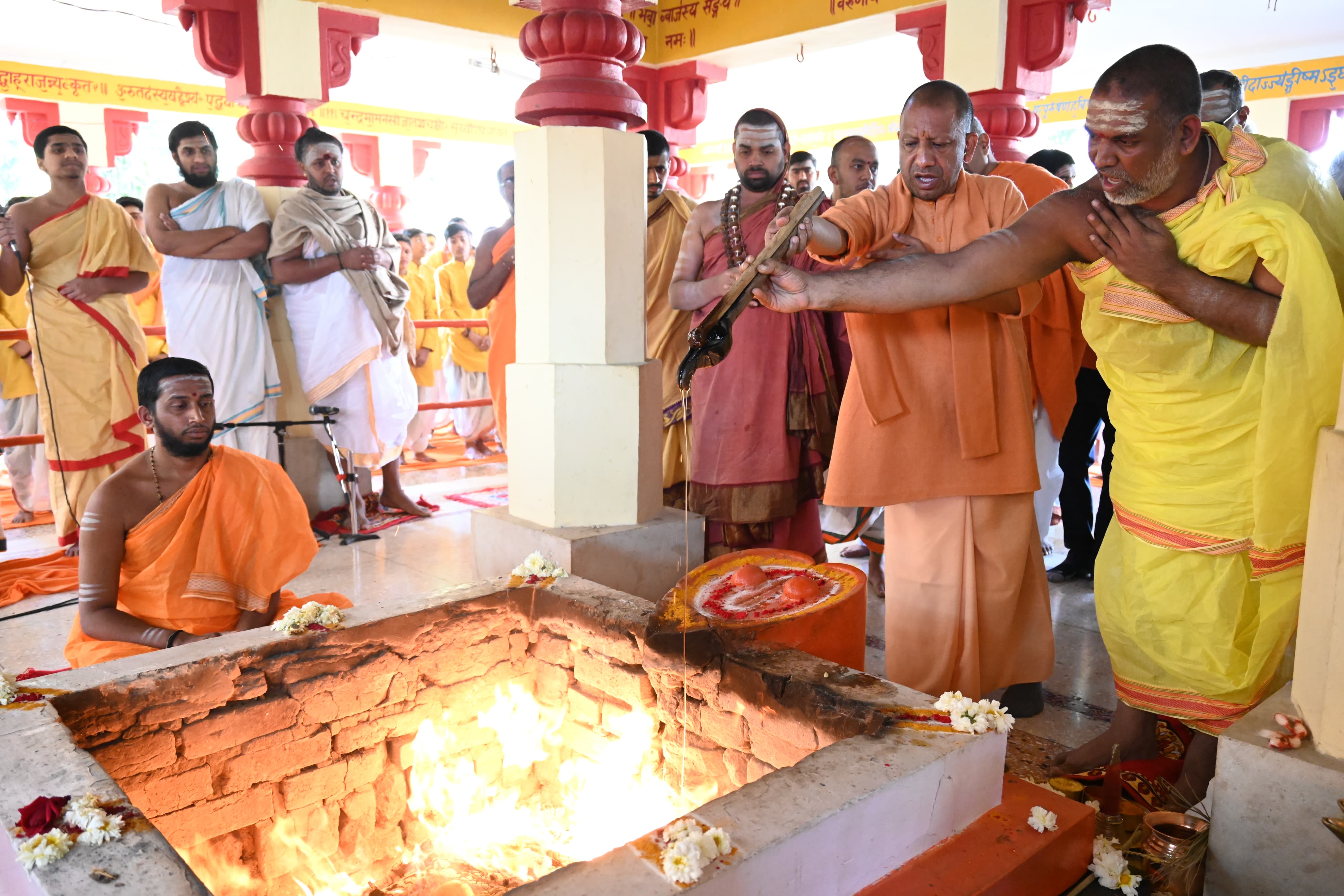 **गुरुवार को गोरखनाथ मंदिर से विदा हुए श्रृंगेरी शारदा पीठ के जगद्गुरु शंकराचार्य विधुशेखर भारती जी* **गुरुवार को गोरखनाथ मंदिर से विदा हुए श्रृंगेरी शारदा पीठ के जगद्गुरु शंकराचार्य विधुशेखर भारती जी*