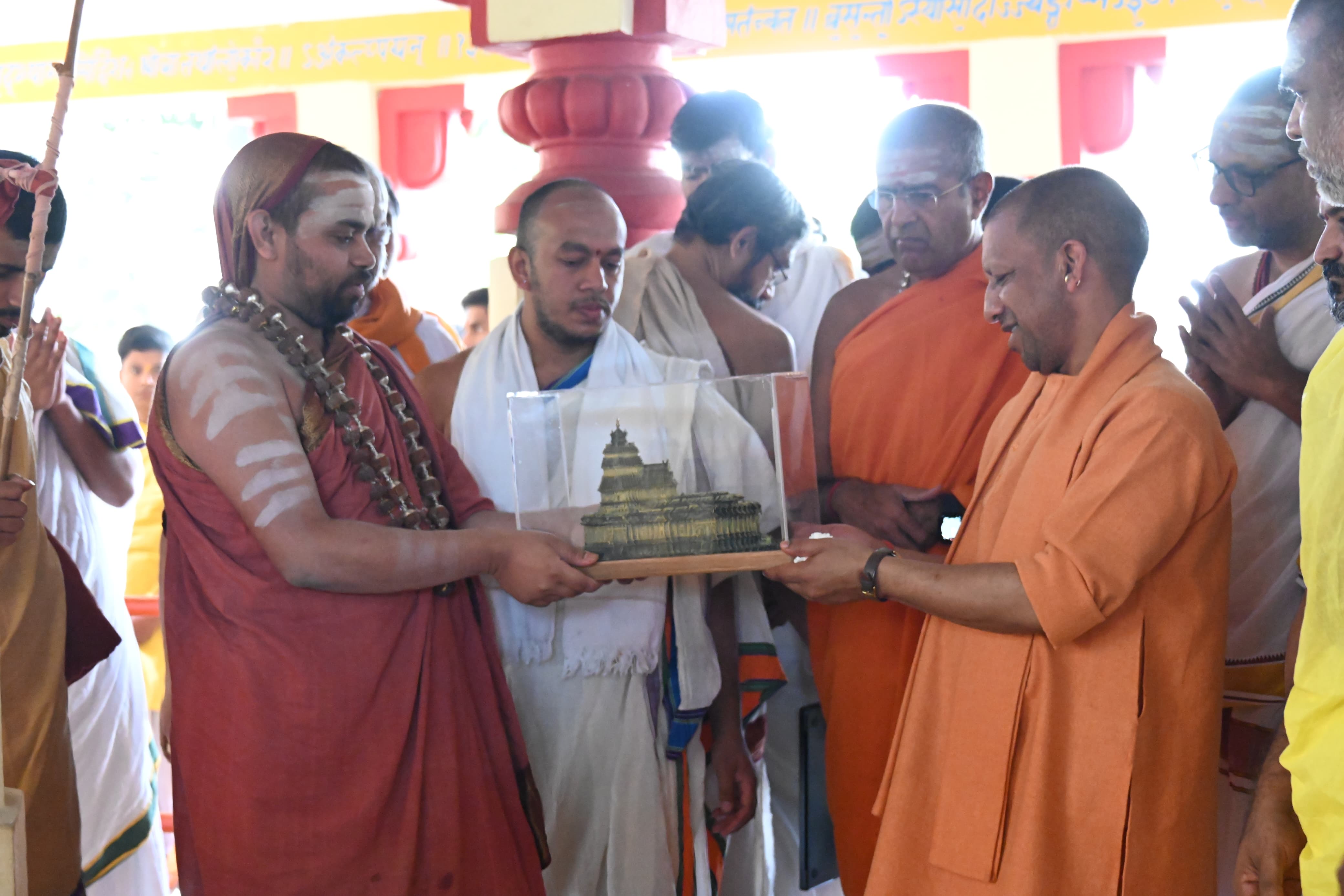 **गुरुवार को गोरखनाथ मंदिर से विदा हुए श्रृंगेरी शारदा पीठ के जगद्गुरु शंकराचार्य विधुशेखर भारती जी* **गुरुवार को गोरखनाथ मंदिर से विदा हुए श्रृंगेरी शारदा पीठ के जगद्गुरु शंकराचार्य विधुशेखर भारती जी*