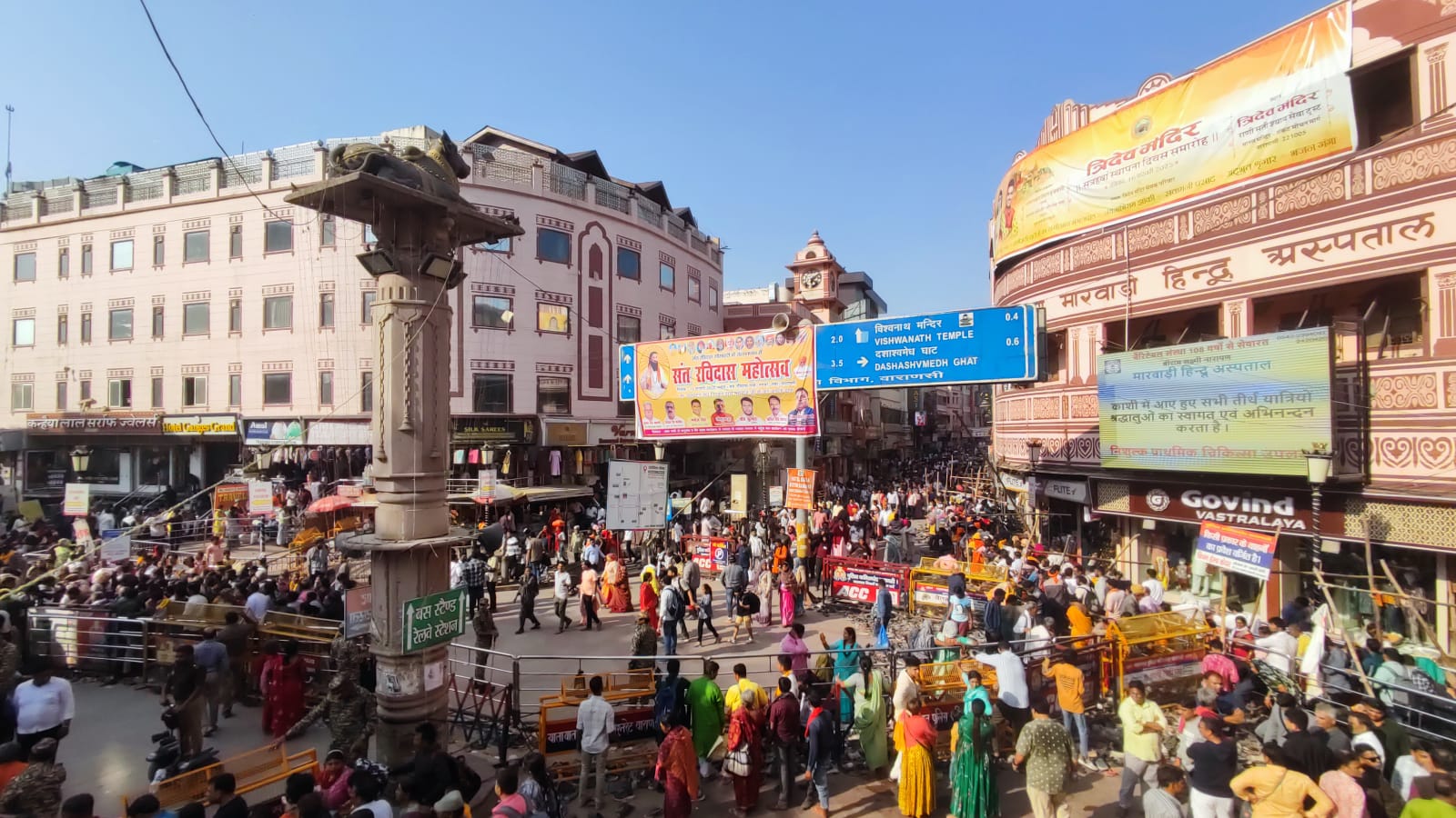 भीड़ नियंत्रण करते अफसर