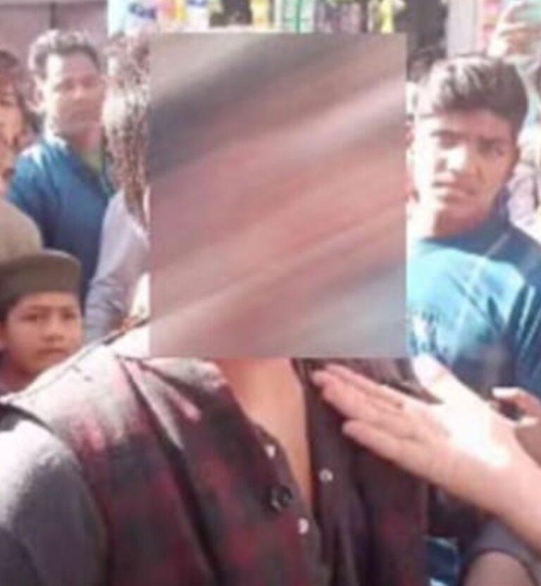 गंजा करके युवक को घुमाते हुए गंजा करके युवक को घुमाते हुए