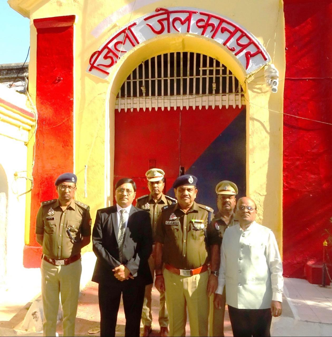 जेल परिषर के बाहर लिया गया ग्रुप फोटो जेल परिषर के बाहर लिया गया ग्रुप फोटो