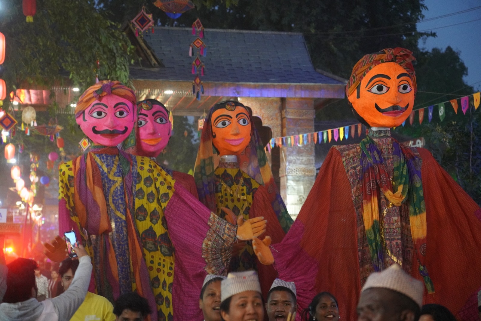 38वें सूरजकुंड मेला परिसर में कार्निवॉल परेड में भाग लेते देशी विदेशी कलाकार।
