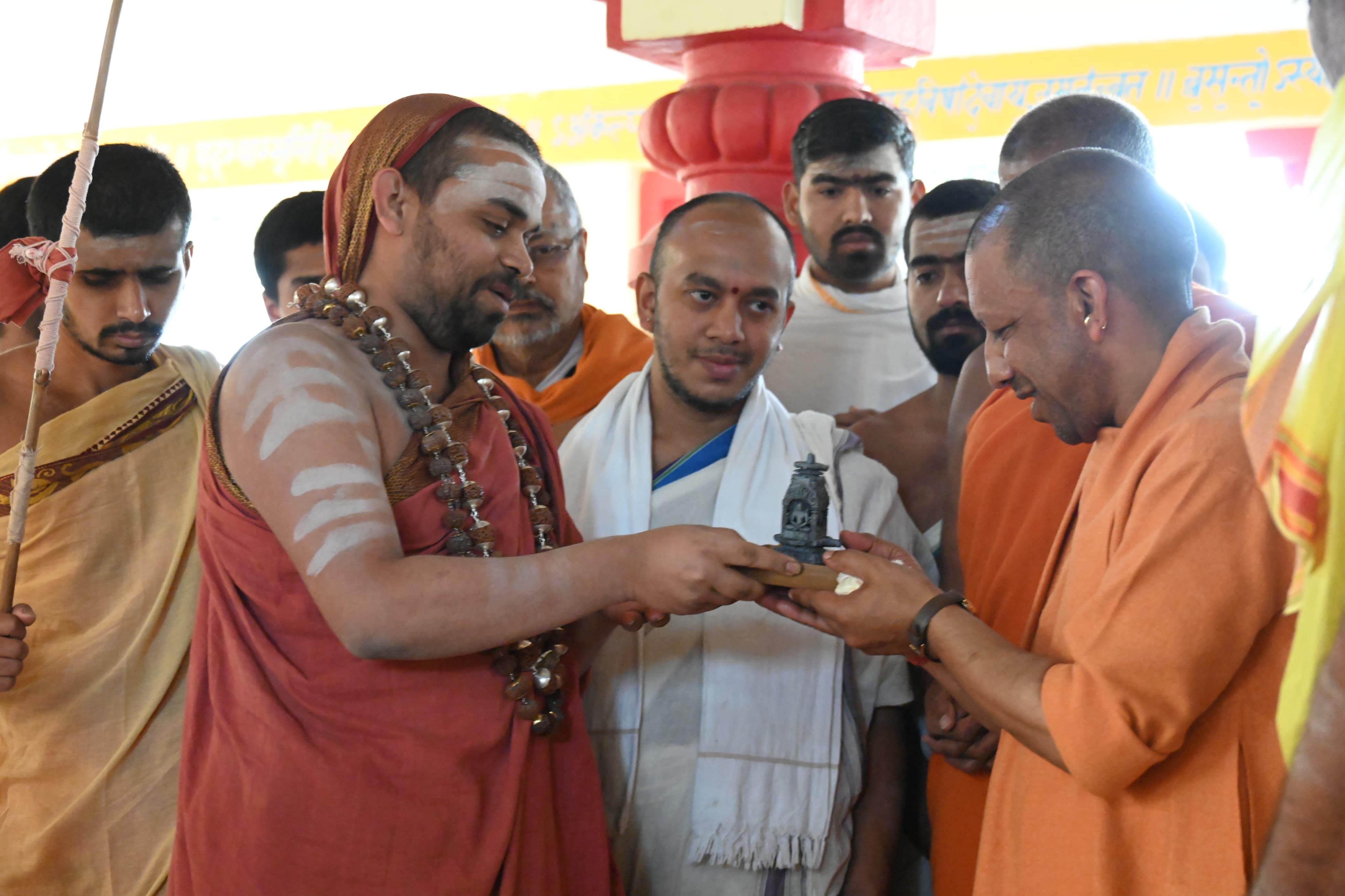 **गुरुवार को गोरखनाथ मंदिर से विदा हुए श्रृंगेरी शारदा पीठ के जगद्गुरु शंकराचार्य विधुशेखर भारती जी* **गुरुवार को गोरखनाथ मंदिर से विदा हुए श्रृंगेरी शारदा पीठ के जगद्गुरु शंकराचार्य विधुशेखर भारती जी*
