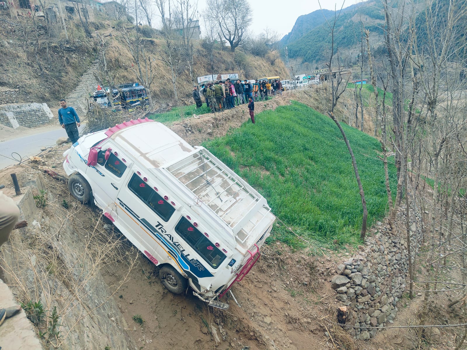 खाई से वाहन को तेजी से निकाला, बड़ी गड़बड़ी को रोका खाई से वाहन को तेजी से निकाला, बड़ी गड़बड़ी को रोका