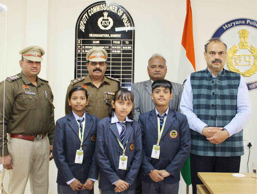 13 Snp-1 सोनीपत: पुलिस उपायुक्त मुख्यालय मनबीर सिंह ने श्री राम कृष्ण वरिष्ठ माध्यमिक विद्यालय भिगान, गन्नौर के तीन छात्रों छात्राओं को सम्मानित करते हुए साथ में प्राचार्य नीरज त्यागी है। 13 Snp-1 सोनीपत: पुलिस उपायुक्त मुख्यालय मनबीर सिंह ने श्री राम कृष्ण वरिष्ठ माध्यमिक विद्यालय भिगान, गन्नौर के तीन छात्रों छात्राओं को सम्मानित करते हुए साथ में प्राचार्य नीरज त्यागी है।