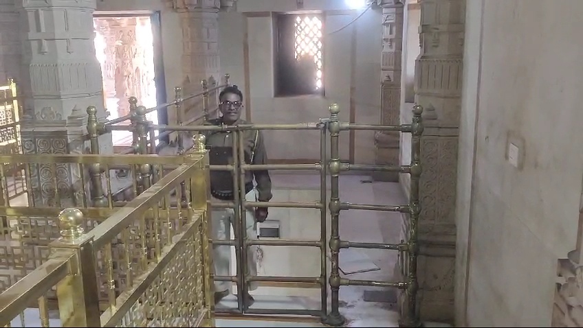 चित्तौड़गढ़ जिले के सांवलियाजी मंदिर में नारकोटिक्स टीम के पहुंचने के दौरान तहखाने के बाहर तैनात सुरक्षा गार्ड। चित्तौड़गढ़ जिले के सांवलियाजी मंदिर में नारकोटिक्स टीम के पहुंचने के दौरान तहखाने के बाहर तैनात सुरक्षा गार्ड।