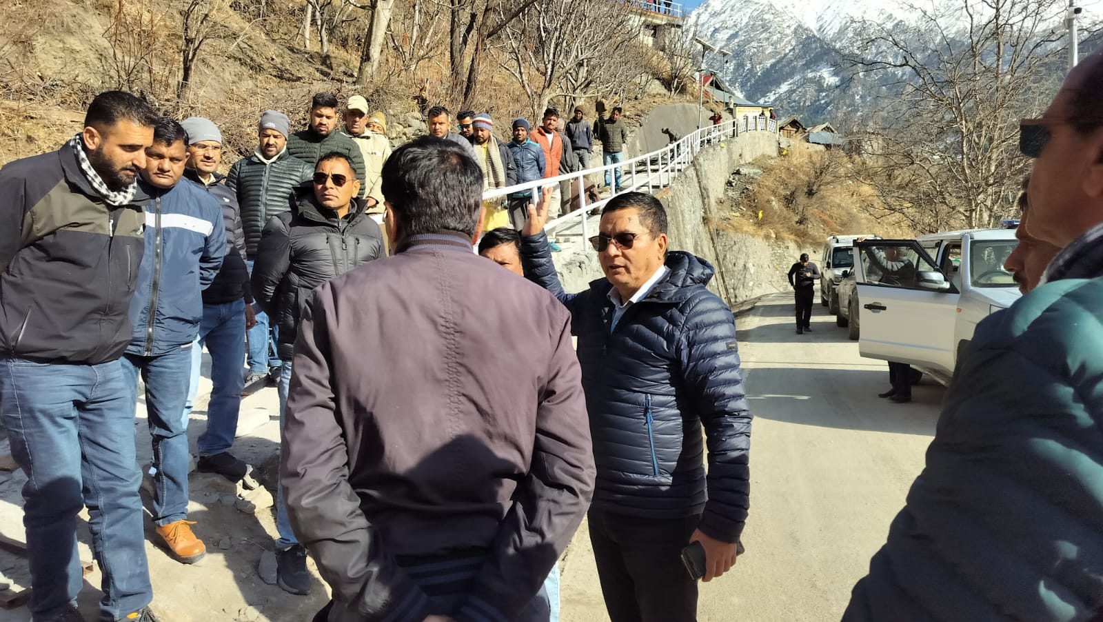 प्रधानमंत्री के आवागमन काे लेकर तैयारियाें का जायजा लेते डीएम उत्तरकाशी। प्रधानमंत्री के आवागमन काे लेकर तैयारियाें का जायजा लेते डीएम उत्तरकाशी।