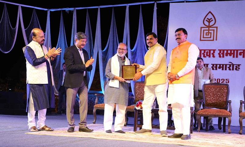 मुख्यमंत्री डॉ.मोहन यादव ने भारत भवन में राज्य शिखर सम्मान अलंकरण समारोह में विभूतियों को अलंकृत किया