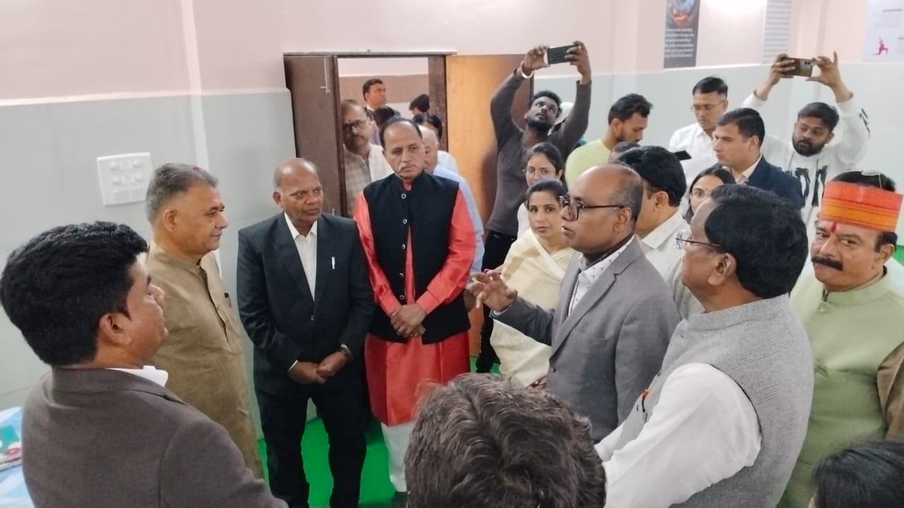 उज्जैन:उच्च शिक्षा एवं आयुष मंत्री इंदर सिंह परमार ने किया शा.धन्वंतरि आयुर्वेद चिकित्सा महाविधालय का निरीक्षण उज्जैन:उच्च शिक्षा एवं आयुष मंत्री इंदर सिंह परमार ने किया शा.धन्वंतरि आयुर्वेद चिकित्सा महाविधालय का निरीक्षण