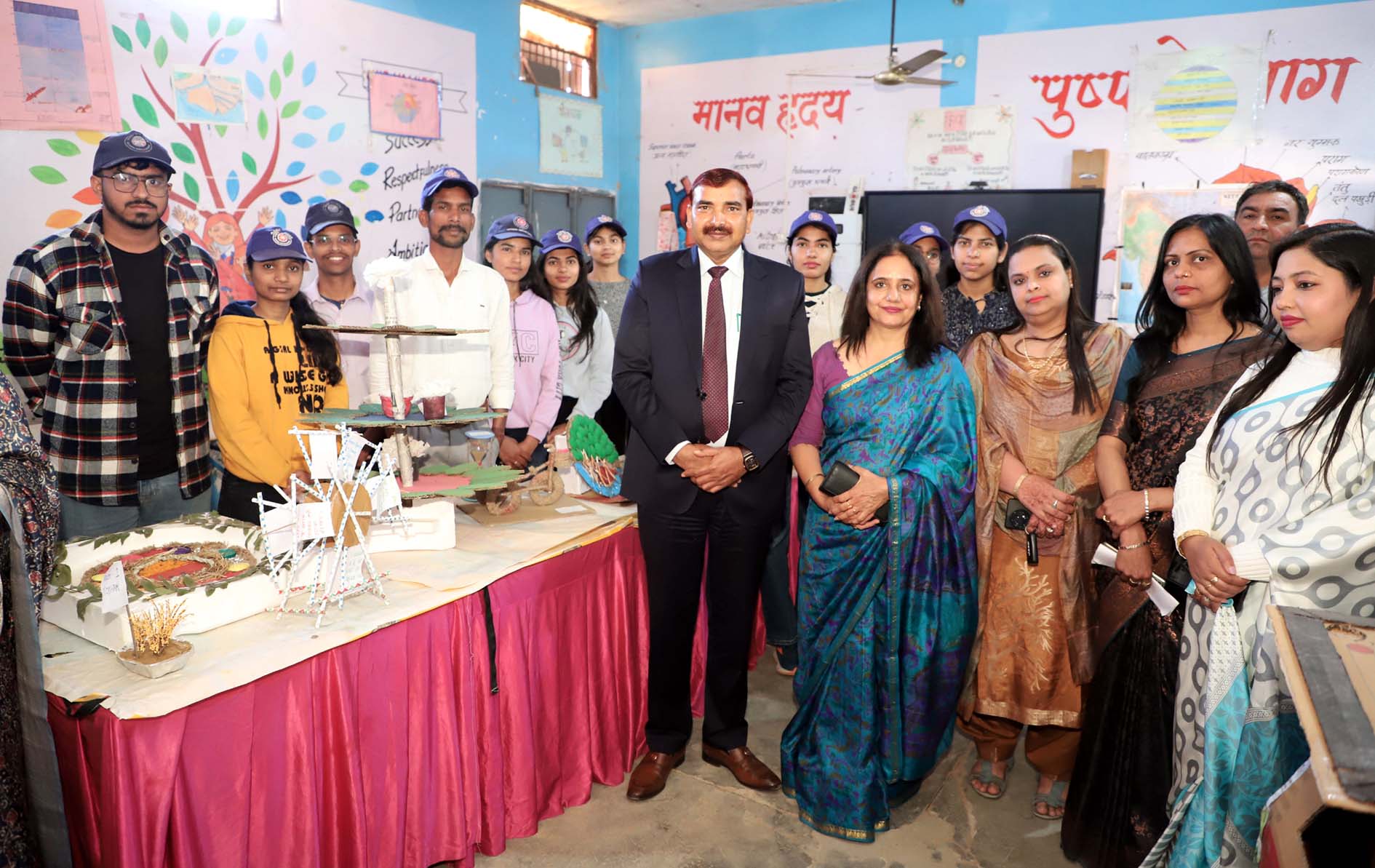 शिकारपुर में स्वयंसेवकों द्वारा बनाए मॉडल्स का अवलोकन करते मुख्यातिथि कुलपति प्रो. नरसी राम बिश्नोई व डा. वंदना बिश्नोई। शिकारपुर में स्वयंसेवकों द्वारा बनाए मॉडल्स का अवलोकन करते मुख्यातिथि कुलपति प्रो. नरसी राम बिश्नोई व डा. वंदना बिश्नोई।