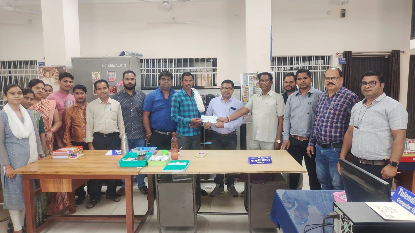 विद्युत कार्यालय कुरूद में मवेशी मालिक को चेक प्रदान करते हुए विद्युत विभाग के अधिकारी-कर्मचारी। विद्युत कार्यालय कुरूद में मवेशी मालिक को चेक प्रदान करते हुए विद्युत विभाग के अधिकारी-कर्मचारी।