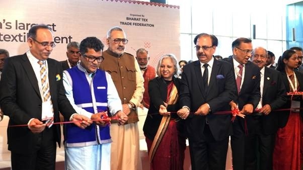 भारत टेक्स 2025 सम्मेलन का दौरा करते केंद्रीय कपड़ा मंत्री गिरिराज सिंह भारत टेक्स 2025 सम्मेलन का दौरा करते केंद्रीय कपड़ा मंत्री गिरिराज सिंह
