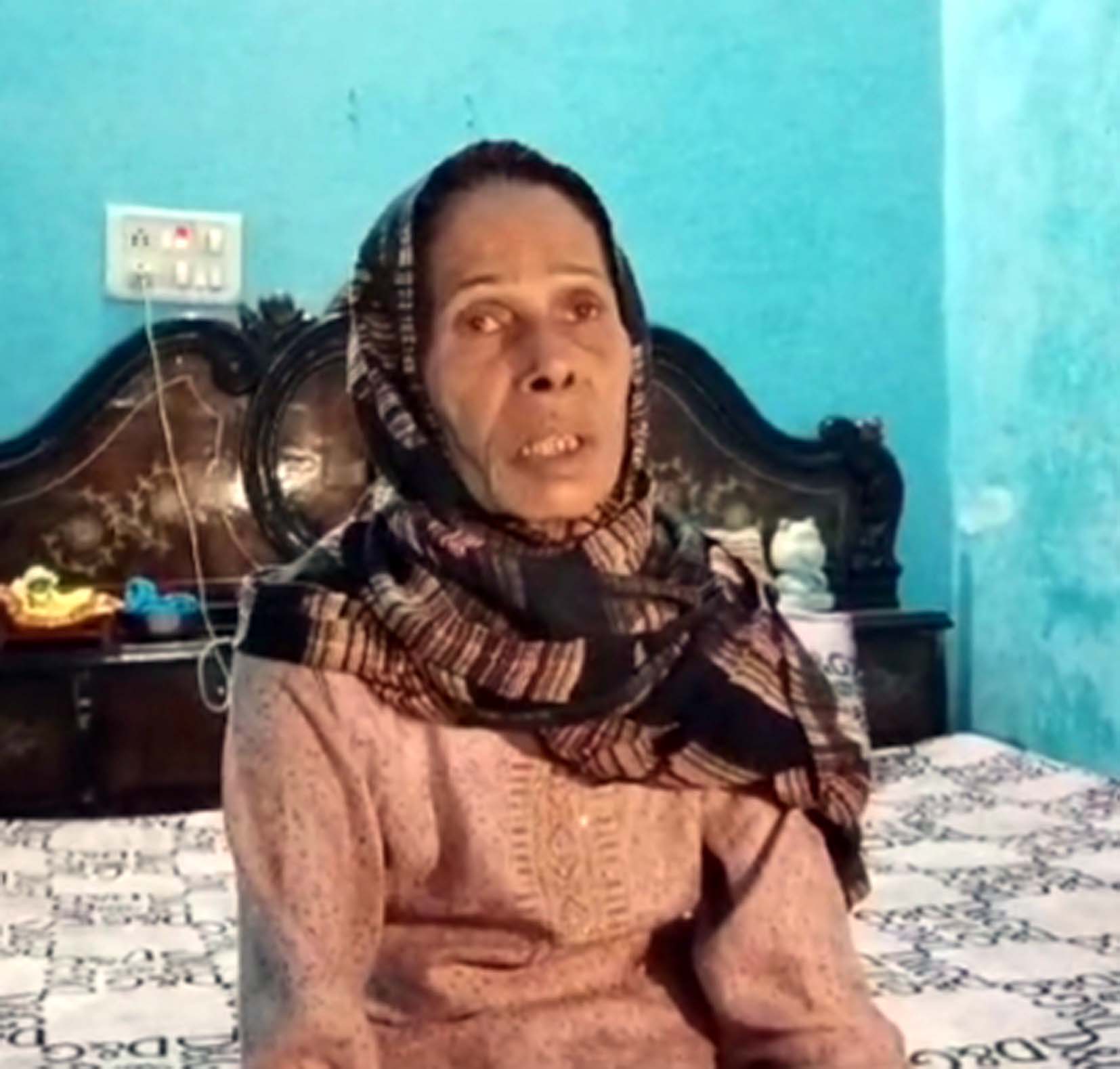 अपनी पोती की प्रताड़ना की पूरी जानकारी देेते हर्षिता की दादी। अपनी पोती की प्रताड़ना की पूरी जानकारी देेते हर्षिता की दादी।