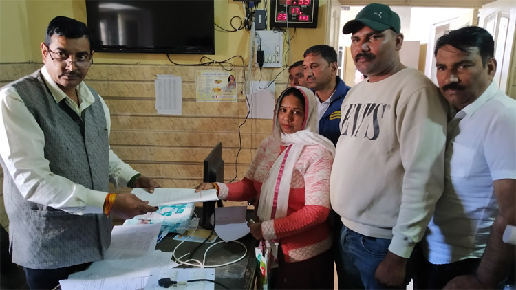 नामांकन पत्र दाखिल करते विभिन्न वार्ड के उम्मीदवार नामांकन पत्र दाखिल करते विभिन्न वार्ड के उम्मीदवार