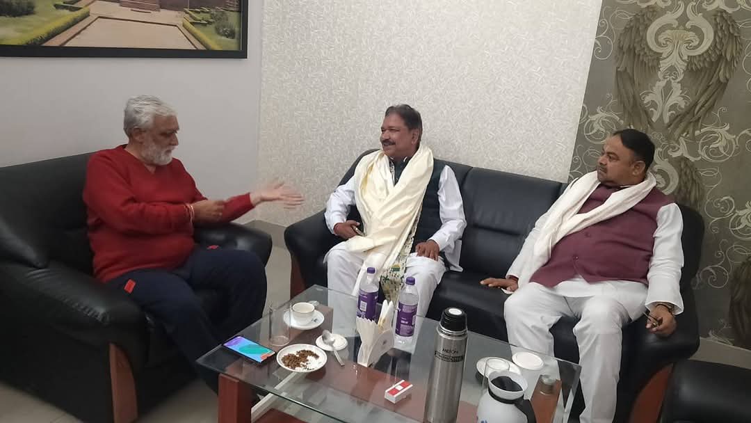 चर्चा करते दिलीप जायसवाल और अन्य चर्चा करते दिलीप जायसवाल और अन्य