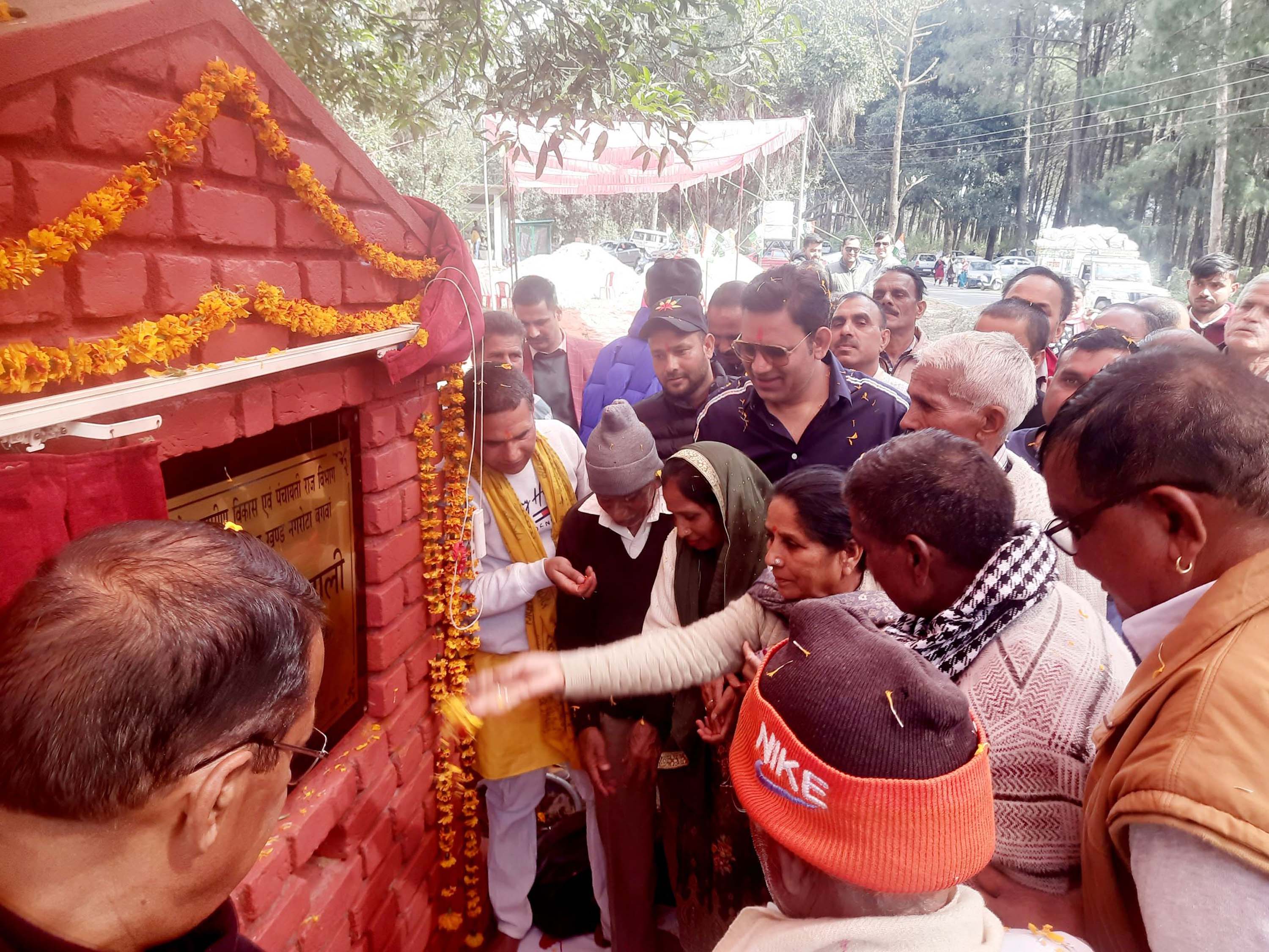 आरएस बाली पट्टिका लगवाते हुए। आरएस बाली पट्टिका लगवाते हुए।