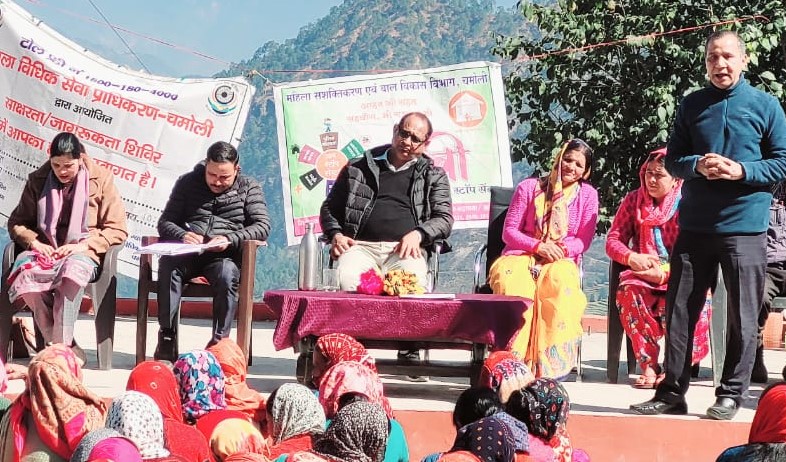 कर्णप्रयाग के ढमढमा में विधिक साक्षरता शिविर में बोलते हुए वक्ता। कर्णप्रयाग के ढमढमा में विधिक साक्षरता शिविर में बोलते हुए वक्ता।