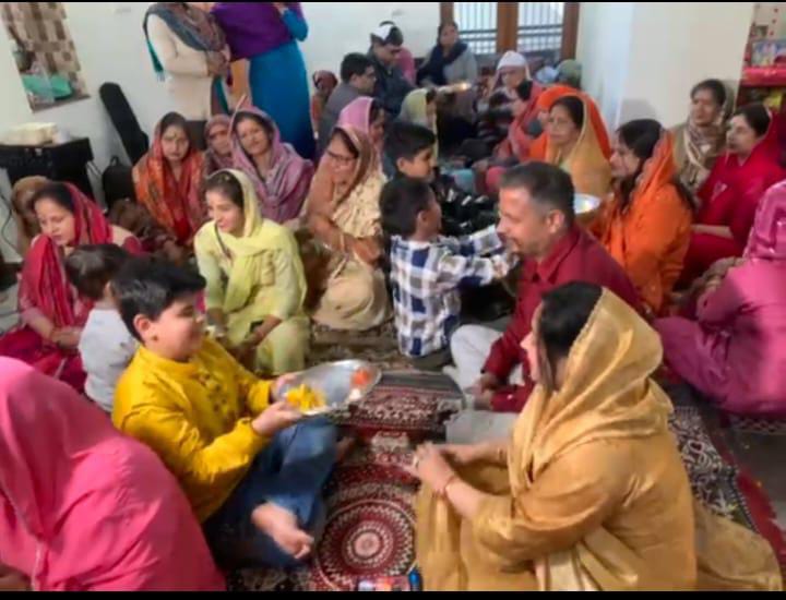 जम्मू में भक्तों ने पारंपरिक मूल्यों को बढ़ावा देने के लिए मातृ पितृ पूजन मनाया जम्मू में भक्तों ने पारंपरिक मूल्यों को बढ़ावा देने के लिए मातृ पितृ पूजन मनाया