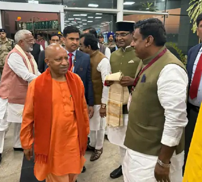 शिवराज के बेटे कुणाल की शादी में शामिल होने के भोपाल पहुंचे सीएम योगी शिवराज के बेटे कुणाल की शादी में शामिल होने के भोपाल पहुंचे सीएम योगी