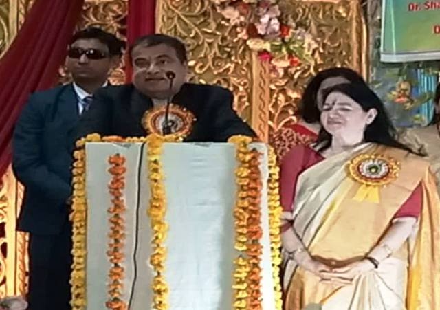 कानपुर में संबोधित करते केन्द्रीय मंत्री नितिन गडकरी