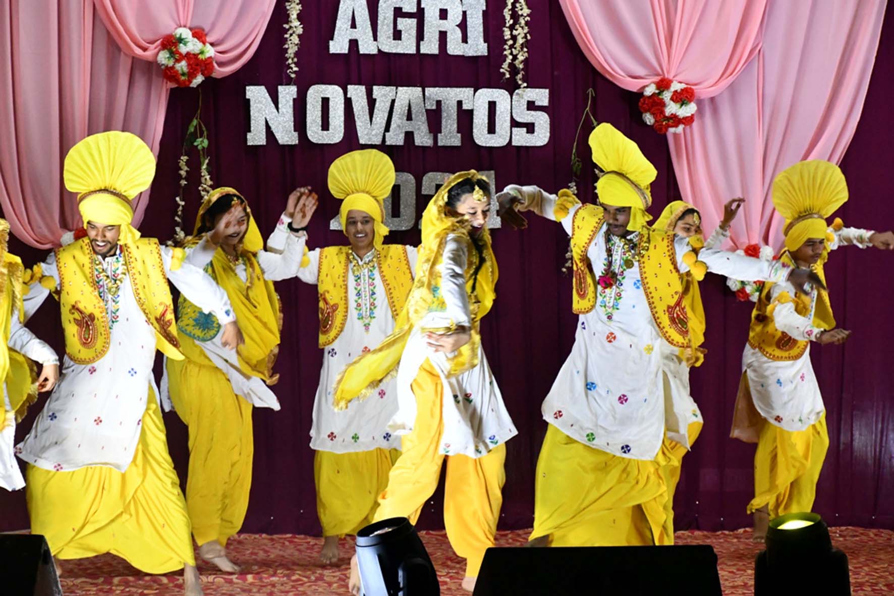 सांस्कृतिक कार्यक्रमों में अपनी प्रस्तुति देते विद्यार्थी। सांस्कृतिक कार्यक्रमों में अपनी प्रस्तुति देते विद्यार्थी।