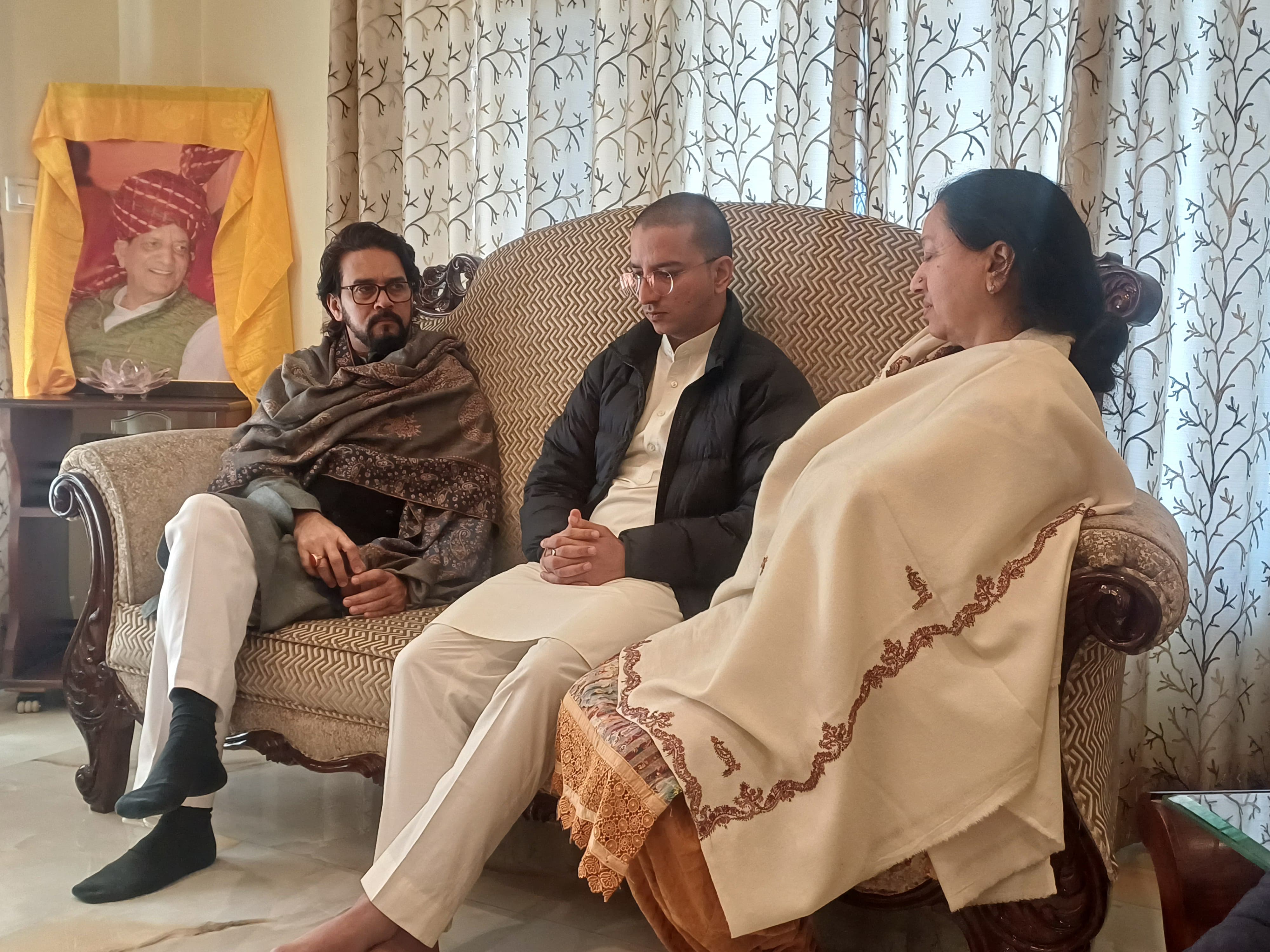 सांसद अनुराग ठाकुर दिवंगत किशन कपूर के परिजनों से मिलते हुए। सांसद अनुराग ठाकुर दिवंगत किशन कपूर के परिजनों से मिलते हुए।