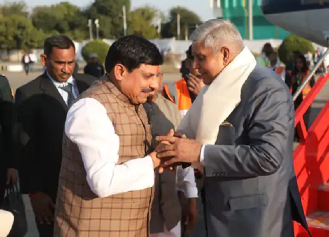 शिवराज के बेटे कुणाल की शादी में शामिल होने के भोपाल पहुंचे उप राष्ट्रपति शिवराज के बेटे कुणाल की शादी में शामिल होने के भोपाल पहुंचे उप राष्ट्रपति