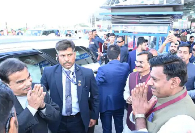 शिवराज के बेटे कुणाल की शादी में शामिल होने के भोपाल पहुंचे गडकरी शिवराज के बेटे कुणाल की शादी में शामिल होने के भोपाल पहुंचे गडकरी