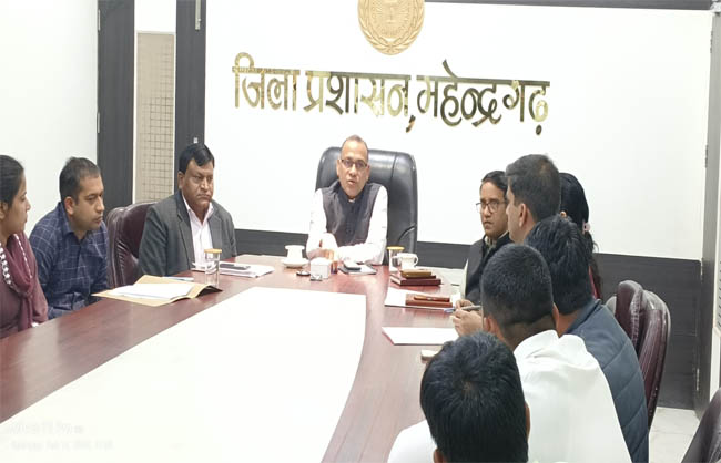 अवैध खनन के संबंध में सरपंचों के साथ बैठक करते डीसी डॉक्टर विवेक भारती। अवैध खनन के संबंध में सरपंचों के साथ बैठक करते डीसी डॉक्टर विवेक भारती।