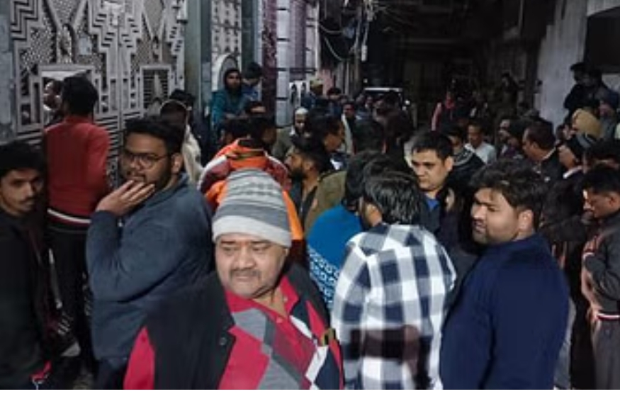 घटनास्थल पर एकत्र लोग घटनास्थल पर एकत्र लोग